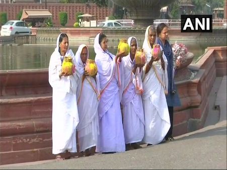 Holi 2018: Special <i>gulaal</i>, sweets for Modi <i>bhaiya</i>, courtesy widows of Vrindavan