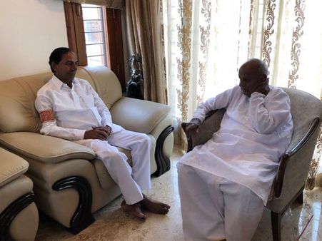 Third front: Telangana CM Chandrasekhar Rao meets Deve Gowda in Bengaluru