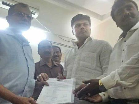 Congress replaces Ambareesh with Ganiga Ravikumar in Mandya