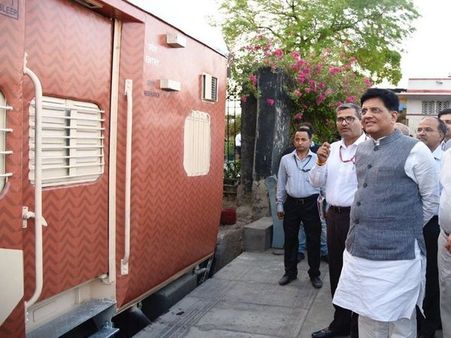 Railways tries out new color scheme on ICF design sleeper coaches