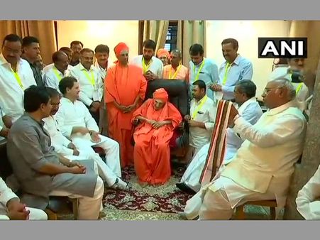 Karnataka polls: Rahul Gandhi visits Tumkur's Siddaganga Mutt