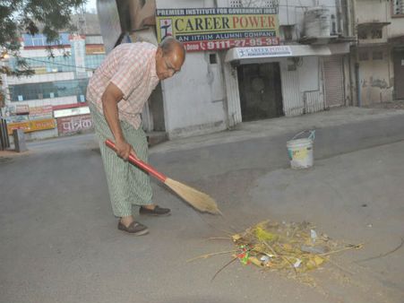 <i>Swachh Bharat Abhiyan</i>: Meet MP lawyer who has been cleaning his neighbourhood for 40 years