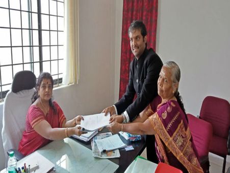 K’taka polls: She supports clean politics, so poor vendor donates generously to Swaraj India leader