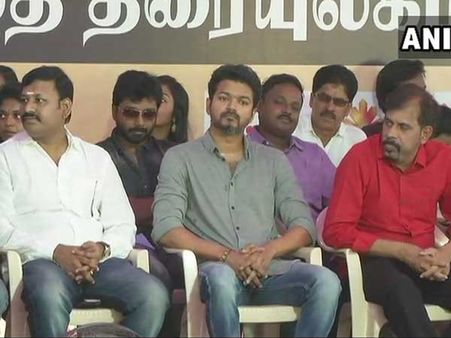 Tamil actors silent protest over Cauvery issue, Rajinikanth asks CSK to wear black badges