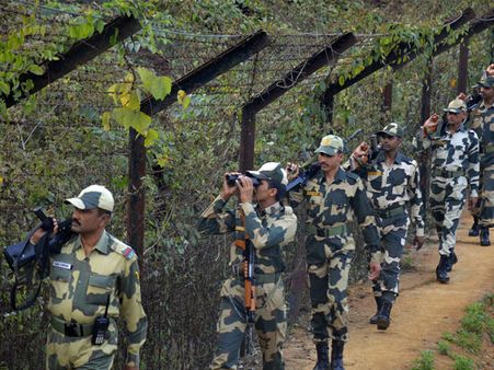 Pakistan intruder with medicines and cash nabbed at border