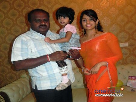 Is there some malicious intent behind Kumaraswamy-Radhika pictures going viral now?