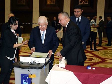 Iraq election thrown open as outsider alliances appear strong