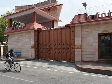 Asked to vacate bungalow, Mayawati converts it into Kanshiram memorial