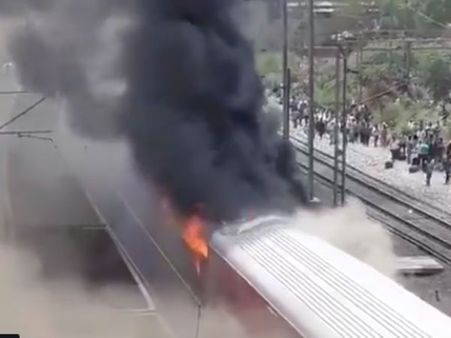 MP: Fire breaks out in 4 coaches of Andhra Pradesh Superfast Express train in Gwalior
