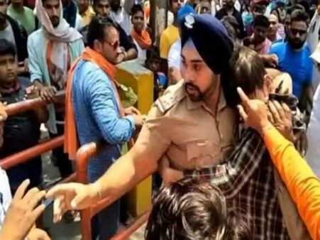 Kudos to Uttarakhand Sikh police officer, who risked his life, to save Muslim man from mob fury