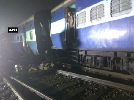 Maharashtra: Three coaches of Howrah Mail derail