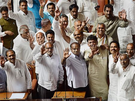 With a day left for swearing in, lobbying in Karnataka Congress touches dizzying heights