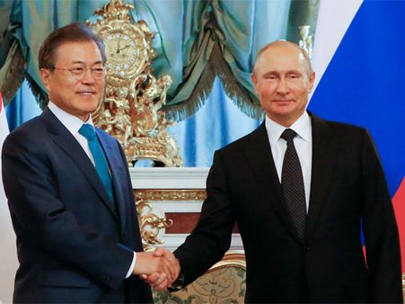 Putin, Moon pledge to work towards FTA; Russia prez invites both Koreas to economic talks