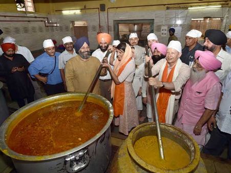 Nikki Haley visits Delhi's Jama Masjid, Gurudwara and Gauri Shankar temple