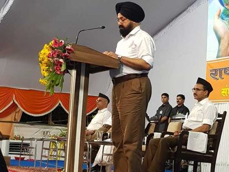 Who was the Sikh member with Pranab Mukherjee at the RSS event?