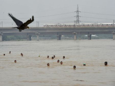 Old Yamuna bridge temporary closed as water level breaches danger mark; 27 trains cancelled