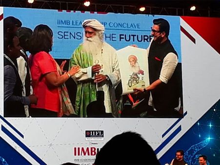 IIMBue 2018: This was Sadhguru’s response, when Ranveer Singh called him a party animal
