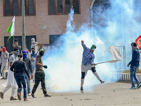 Kashmir: Mob of 500, 3 terrorists provoked Army with gun fire and petrol bombs