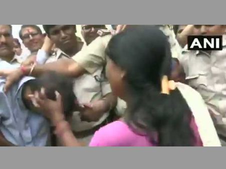 Bhopal: Man who held lady hostage beaten with slippers