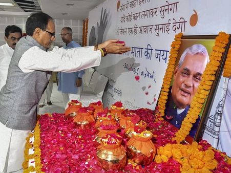 Vajpayee's ashes immersed in confluence of Jhelum, Sindh