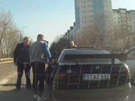 Man goes after fellow-driver with baseball bat to teach a lesson but then something funny happened