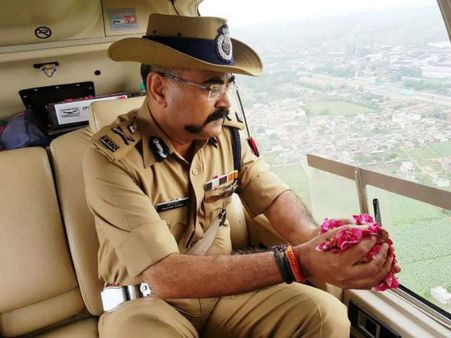 Uttar Pradesh police showers flowers on Kawaria from chopper