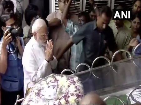 Modi pays last homage to M Karunanidhi; Consoles Stalin and Kanimozhi