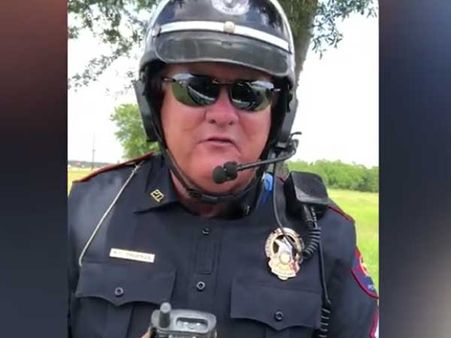 This car driver bribes the traffic cop the most hilarious thing possible