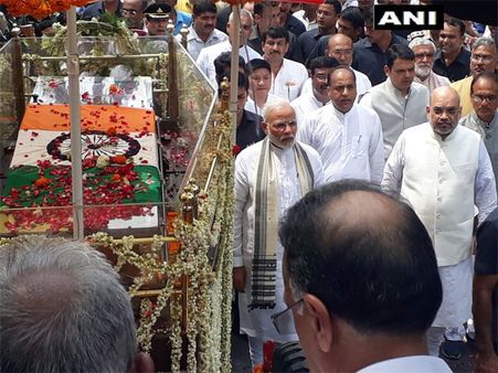 To pay Vajpayee a tribute, PM Modi walks the distance