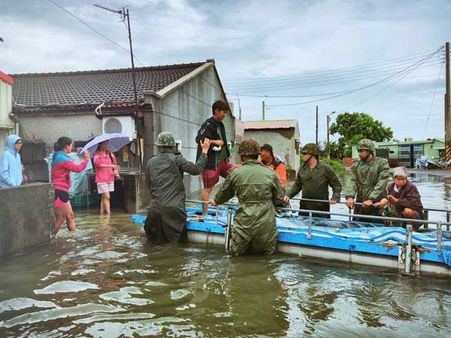 Thousands evacuated as Taiwan floods leave six dead