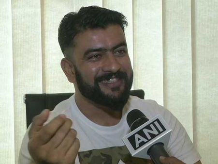 Pakistani cricket fan passionately sings ‘Jana Gana Mana’, leaves all pleasantly surprised