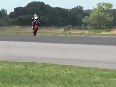 Expert runs bike on one wheel for 1 km at 127mph!