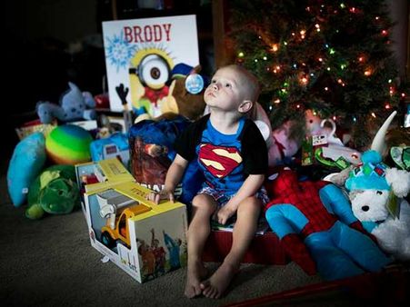 Family, neighbours hold early X-mas for 2-year-old who has incurable cancer
