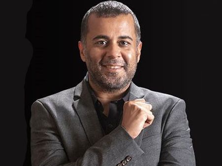 Chetan Bhagat tries ‘Gandhigiri’ with critics on Facebook; gets trolled again