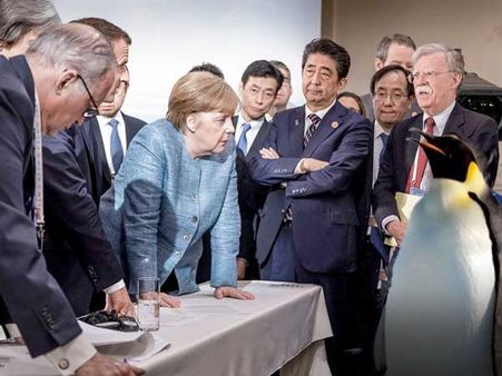 Why are Twitterati replacing Donald Trump with penguin in some famous pic?