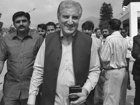 Drunk on stage at awards show, Pakistan envoy recalled