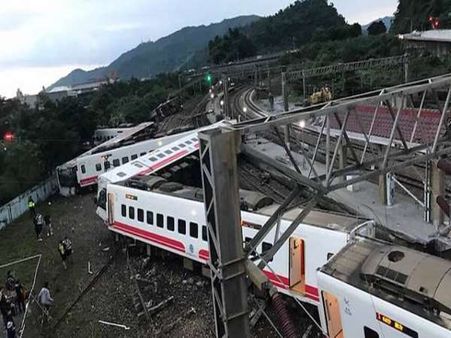 Taiwan train derails, killing 22 and injuring 171