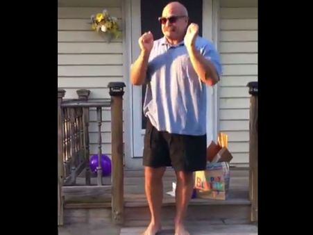 Colour-blind bodybuilder’s childlike reaction on seeing colours for first time is priceless!