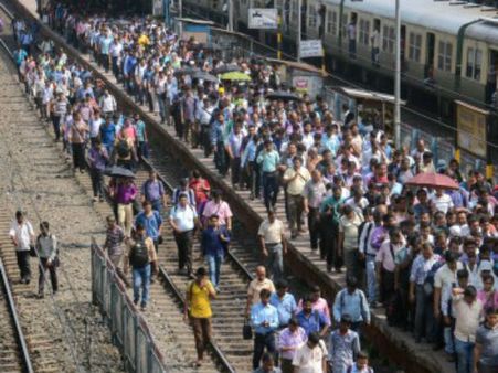 Rape backlash: Fearing for lives workers from UP, MP and Bihar flee Gujarat