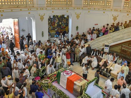 Top BJP leaders pay homage to ND Tiwari; Congress accuses appropriating legacy
