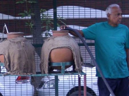 This 69-year-old former NRI fills drinking water pots every morning to serve people