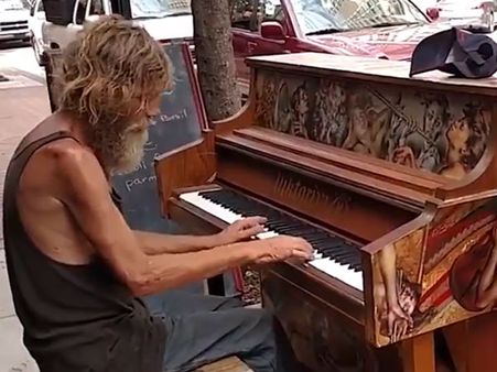The man was homeless till he found a piano on the roads and his life changed