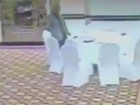 Watch Pakistan official caught on camera stealing Kuwaiti delegates wallet