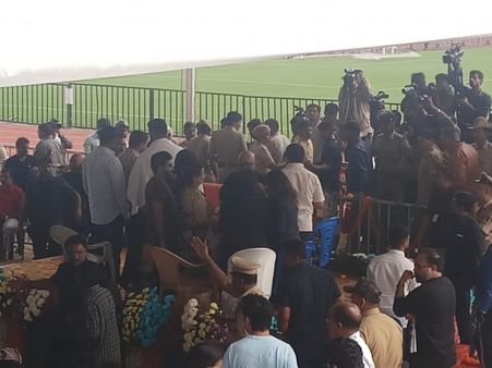 Karnataka: Teary-eyed fans, actors, politicians pay homage to Ambareesh