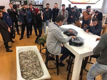 No demonetisation yet Russian man takes a bath tub full of coins to buy an Apple coin