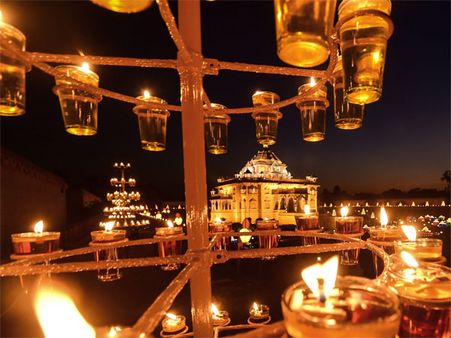 Diwali 2018: BSF, Pakistan Rangers exchange sweets at Attari-Wagah border