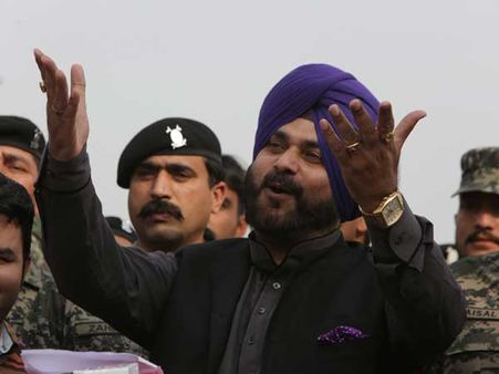 Sidhu's border hopping, new found love for Pakistan leaves Amarinder Singh in a fix