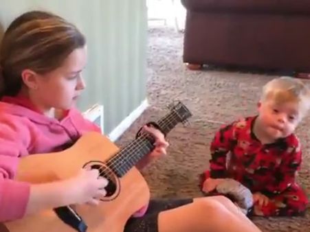 Touching: Big sister sings ‘You Are My Sunshine’ to little brother with Down Syndrome