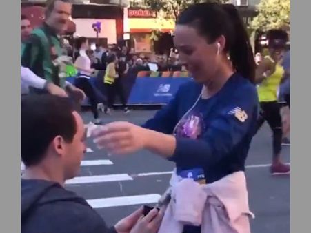 Man stops girlfriend midway in marathon to propose; Twitterati disgusted