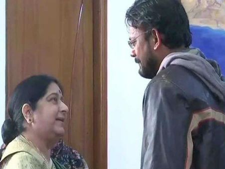 After spending six years in Pakistani jail, freed Indian Hamid Ansari meets Sushma Swaraj